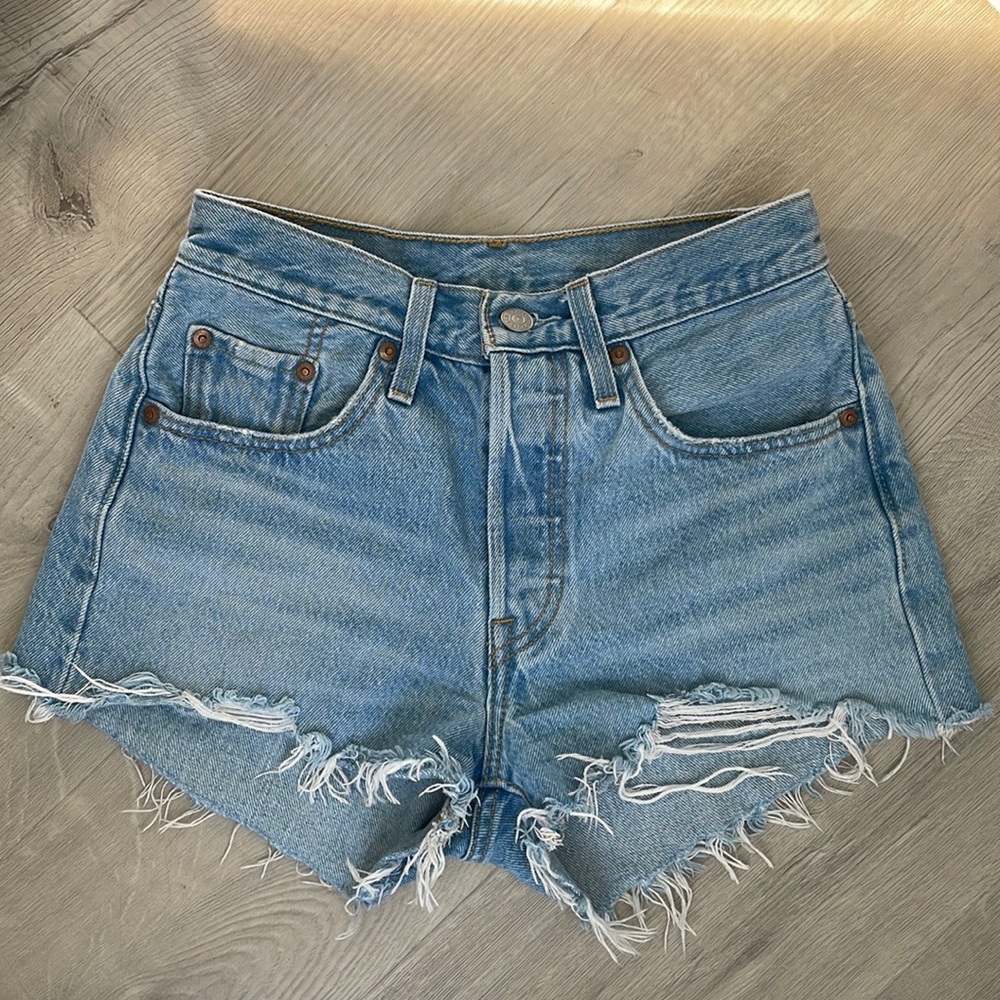 LEVI 501 cut off shorts